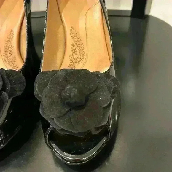 Sofft Black Patent Leather Peep‎ Toe Flower Pumps, Size 9.5 - Picture 7 of 11